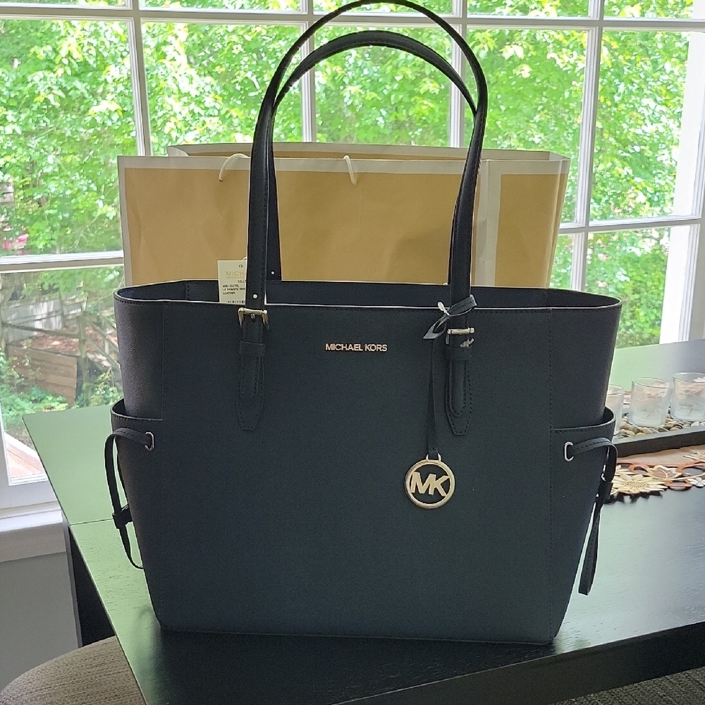 Michael Kors NWT Gilly Navy Large Tote Bag